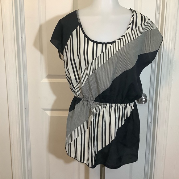 Dots blouse white and black size Large. - Picture 2 of 9